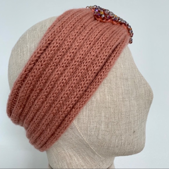 C. C hair accessories - Picture 4 of 7